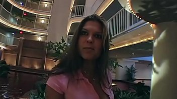 Sie kommt um ihn in einer hotelwohnung zu besuchen - und dann wird sie gefickt