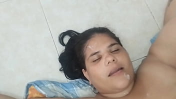 Padrastro pervertido me ayuda con mis ejercicios y terminamos follando muy rico y duro con su gran polla dejando todo su semen en mi cara