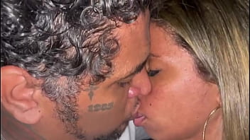 Esposa faz fã goza 3 vezes esfregando gostoso sem camisinha sexo oral na frente de todos em público