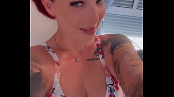 Mittagspause ich lieg nackt und warte auf deine nachricht wie wär’s mit einem kleinen schmutzigen highlight fü