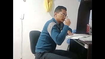 Mi madrastra latina me ayuda con una tarea difícil pero termina dando me una mamada deliciosa semen en las tetas