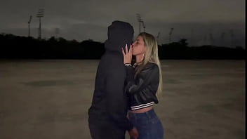 Esposa com outro na frente do corno dando gostoso em via pública e pelos leva ele pro seu cafofo e inicia uma sessão de esfregar esfregar até o amigo não aguenta e bota tudo até os ovos