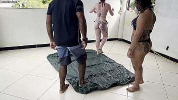 Duas gostosas nao sabem como enchero colchao inflavel e em ajuda a um homem talentoso que estava andando na rua