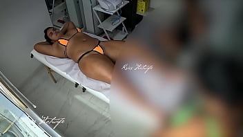 Usei meu bikini safado para fazer massagem massagista ficou cheia de tesão vendo minha bucetinha pulando do bikini