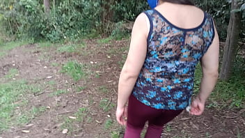 Madrastra amateur con su hijastro en el bosque se exhibe y se deja manosear las tetas el culo y su enorme vagina desi bhabhi