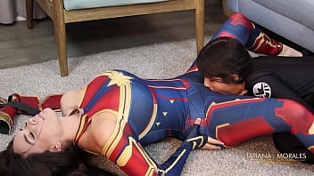 Disfrazadas de black widow y capitan marvel se chupan todo el cuerpo y se lamen las tetas y coño