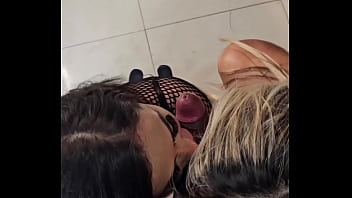 Negão dotado me fudendo gostoso enquanto chupava minha amiga safada l completo no sheer e x-red