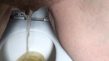 Goddessamandaxxx sexy pussy peeing in toilet
