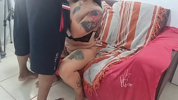 Comecei chupando a ninfeta tatuada botei de quatro coloquei na buceta sem camisinha ela sentou ate eu encher de leite quente