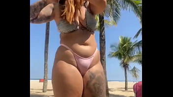 Deixei o cara da um tapa na minha bunda na praia e ele tirou o pau pra fora - fiquei assustada mas no final cai de boca