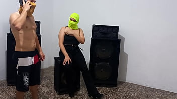 Trio de musicos el guitarrista llamo a su amiga para tener sexo luego pidio compañia de un macho pesado para acompañar el sexo de fantasia trio real casero de musicos calientes