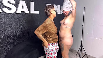 Ela nunca exprimentou uma pica na vida virgem de pica ela quer muito foder comigo ai falei meu marido tem q te foder tbm será q aceitou essa proposta