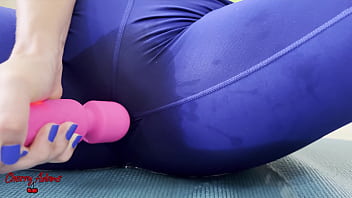 Molhei a calça inteira de tanto gozar e esguichar squirt adoro me masturbar depois do ioga trailer