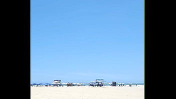 Arrumei um amante que trabalha na praia e agora eu vou na praia quase pelada só pra deixar ele de pau duro