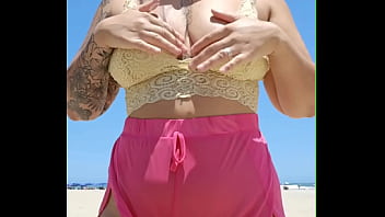 Arrumei um amante que trabalha na praia e agora eu vou na praia quase pelada só pra deixar ele de pau duro