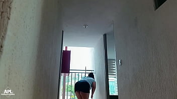 La puta de mi vecina siempre sale a la puerta mostrando su enorme culo pero esta vez me lo pude follar hasta llenarselo de creampie