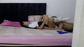 Mi hijastra cablaga mi verga sin condon a cambio de que siga pagando sus estudios y termina cubierta de semen