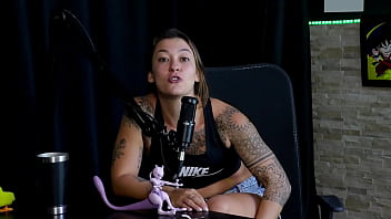 Safada faz um stripper bem sensual mostrando seus peitos depois de falar que nunca sugeriu uma transsexual e quando perdeu a virgindade - flor de damiana watch sheer red
