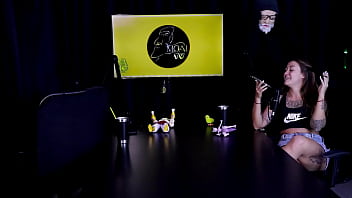Safada faz um stripper bem sensual mostrando seus peitos depois de falar que nunca sugeriu uma transsexual e quando perdeu a virgindade - flor de damiana watch sheer red