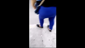 Culo de gorda en leggins azules
