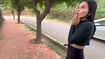 Chica desconocida me pide ayuda y lo busca como pretexto para que me la folle duro y me venga en su culo