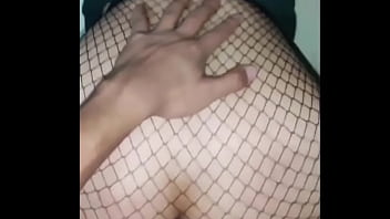 Linda joven de 18yo siendo follada por el novio de su mejor amiga mientras ella esta descansando a su lado y los descubre