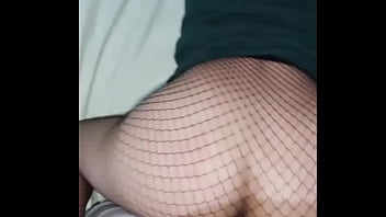 Linda joven de 18yo siendo follada por el novio de su mejor amiga mientras ella esta descansando a su lado y los descubre