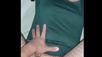 Linda joven de 18yo siendo follada por el novio de su mejor amiga mientras ella esta descansando a su lado y los descubre