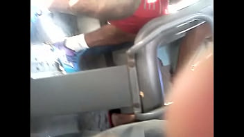 Por baixo da saia no busão