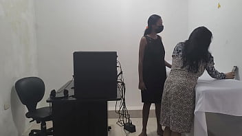 Evangelica estaba predicando a una mujer y finalmente decidieron acariciar sus coños por diversion