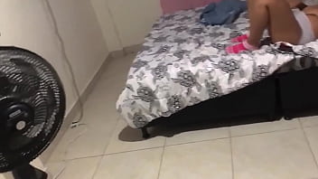 Encuentro a mi hijastra metiendose los dedos al coño en su habitacion y le meto la verga rirecto al coño