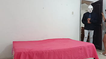 El cura religioso entra a una casa a predicar y la ama de casa lo invita a realizar actos sucios pero deliciosos
