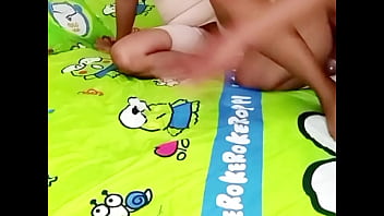 Cewek cantik dan mulus suka goyang di atas