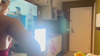 Que gostosa minha melhor amiga passando na minha frente de calcinha fio dental e jogando a bunda na minha cara e eu com a salada na mão sem saber o que fazer completo nox e no head