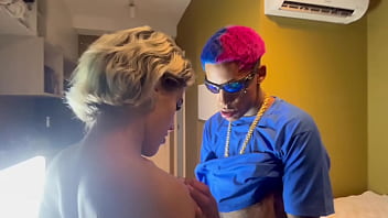 Que gostosa minha melhor amiga passando na minha frente de calcinha fio dental e jogando a bunda na minha cara e eu com a salada na mão sem saber o que fazer completo nox e no head