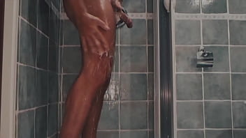 Amatoriale doccia bollente ragazzo sexy italiano in doccia completamente nudo con un cazzo da succhiare - sega e pisciata molto calda