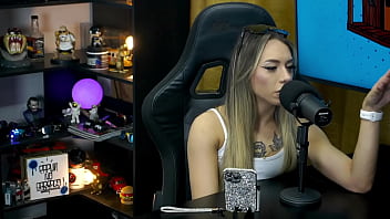 Bianca demarchi mostra a silhueta do seu corpo morde a orelha do ruan e o pescoço que tesão - podcast pápum no barraco