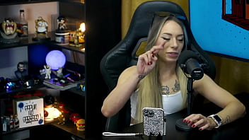 Bianca demarchi mostra a silhueta do seu corpo morde a orelha do ruan e o pescoço que tesão - podcast pápum no barraco