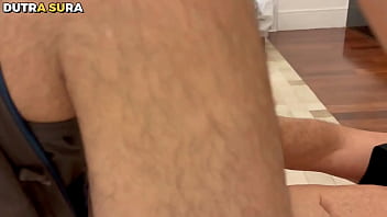 Traindo a confiança da minha amiga corna - minha amiga estava na balada enquanto eu passei na casa dela chegando o marido estava no sofá eu puta como sou ja cheguei pelada pra ser fodida