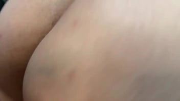 Me mastrubo con la ropa interior de mi hermanastra y luego me la follo duro hasta correrme en su boca h l