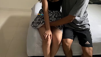 Jovencita 18 años la invito a ver pelicula y viene con una falda corta y la termino follando sin condon red video completo