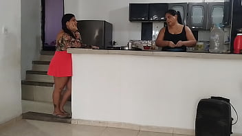 Padrastro pervertido se folla a su hijastra delante de su hermana gemela sin que ella se dé cuenta él es su cuidador