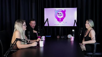 Loira chupa as bolas depois de falar que começou no swing as melhores posições para sexo anal e mostrar seus brinquedinhos - mary red queen sheer red