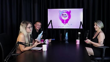 Loira chupa as bolas depois de falar que começou no swing as melhores posições para sexo anal e mostrar seus brinquedinhos - mary red queen sheer red