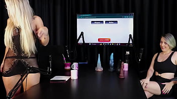 Loira chupa as bolas depois de falar que começou no swing as melhores posições para sexo anal e mostrar seus brinquedinhos - mary red queen sheer red