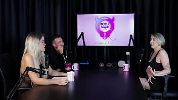 Loira chupa as bolas depois de falar que começou no swing as melhores posições para sexo anal e mostrar seus brinquedinhos - mary red queen sheer red