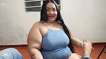Le digo a mi madrastra que me haga un masaje en mis pies pero cada vez que ella me los mueve le roso sus tetas y su coño hasta terminar follandola con su dildo favorito - parte 1