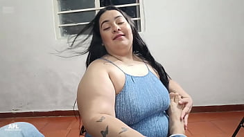 Le digo a mi madrastra que me haga un masaje en mis pies pero cada vez que ella me los mueve le roso sus tetas y su coño hasta terminar follandola con su dildo favorito - parte 1