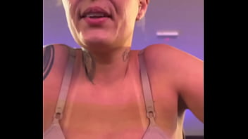 Eu na academia com top parecendo sutiã fiquei com tesão vendo os macho olhando meu peitinhos suado cheguei em casa e me masturbei gostoso pensando na aquilo