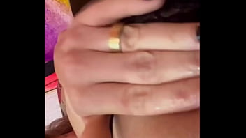 Eu na academia com top parecendo sutiã fiquei com tesão vendo os macho olhando meu peitinhos suado cheguei em casa e me masturbei gostoso pensando na aquilo